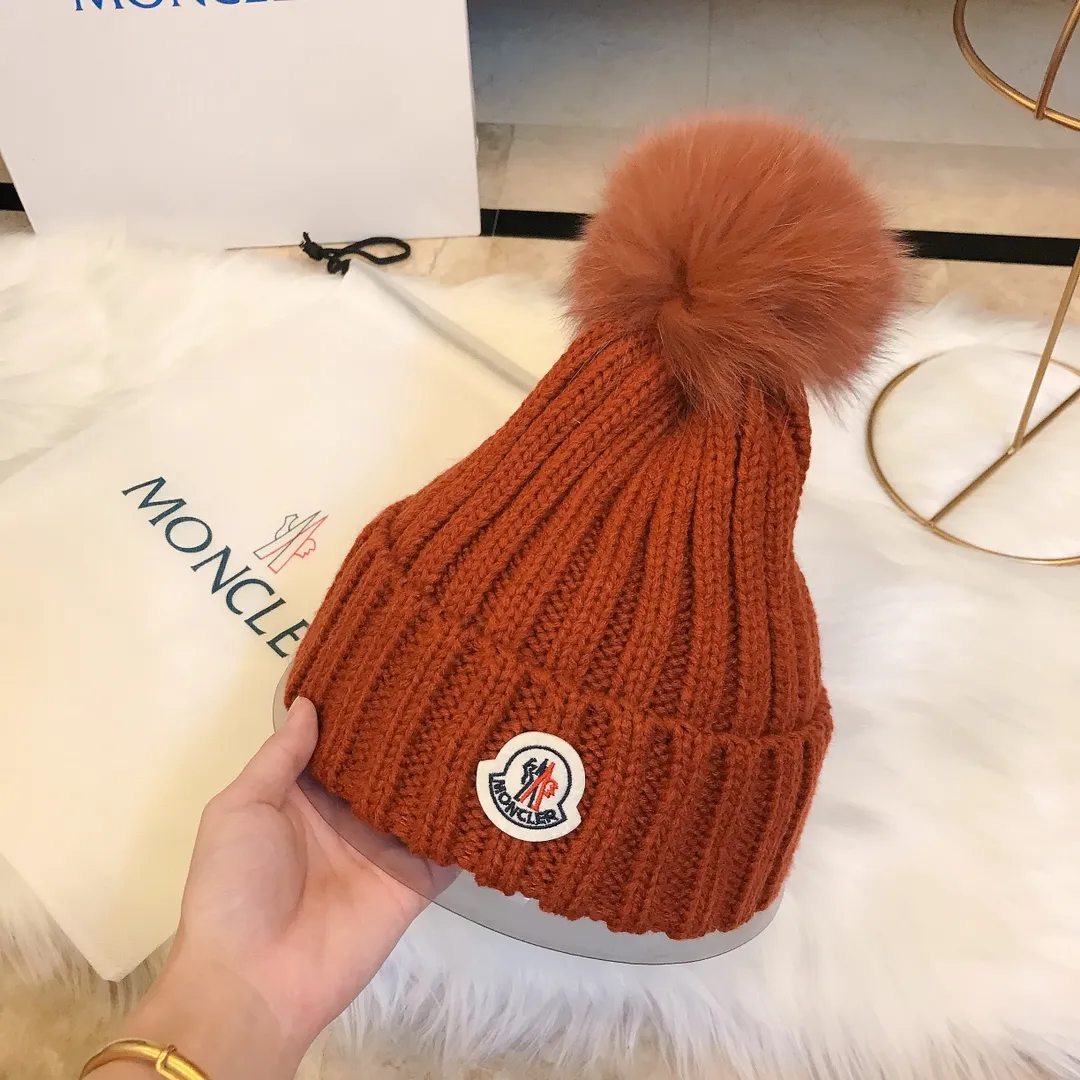 P90 MONCLER Mouth Mouth 👒 Super classic autumn and winter counter knitted beanie, versatile and super popular, paired with fox fur balls, the texture is first-class, it looks great when going out on the street! 15色入#