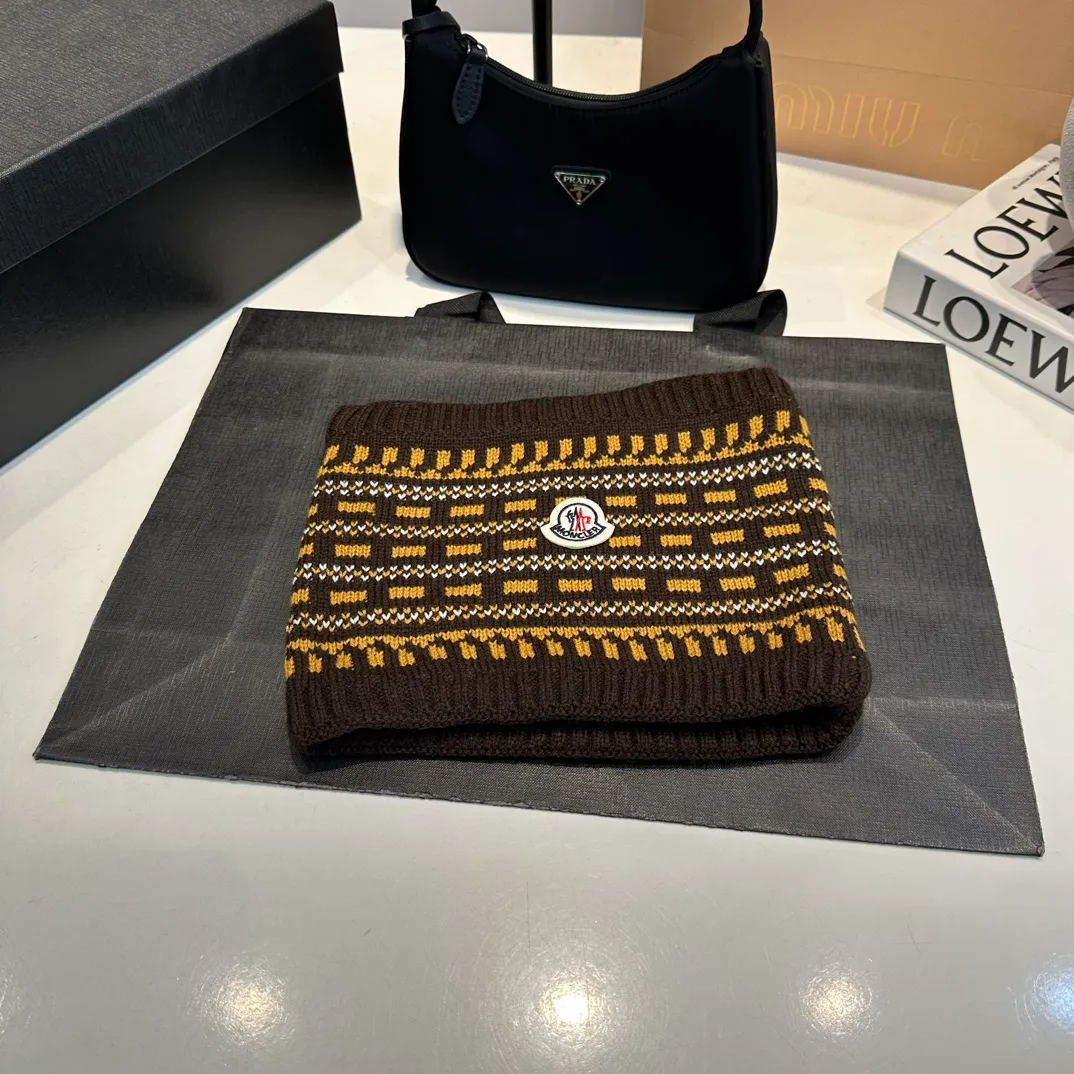 P140 Moncler Moncler 💥 Mouth three-piece set, gloves, hat, scarf, original replica. Very soft and skin-friendly, very elastic 💓 Textured and very versatile style ~ Warm, one size fits all and elastic ~ Unisex, can be worn by any head size. Super quality, highly recommended