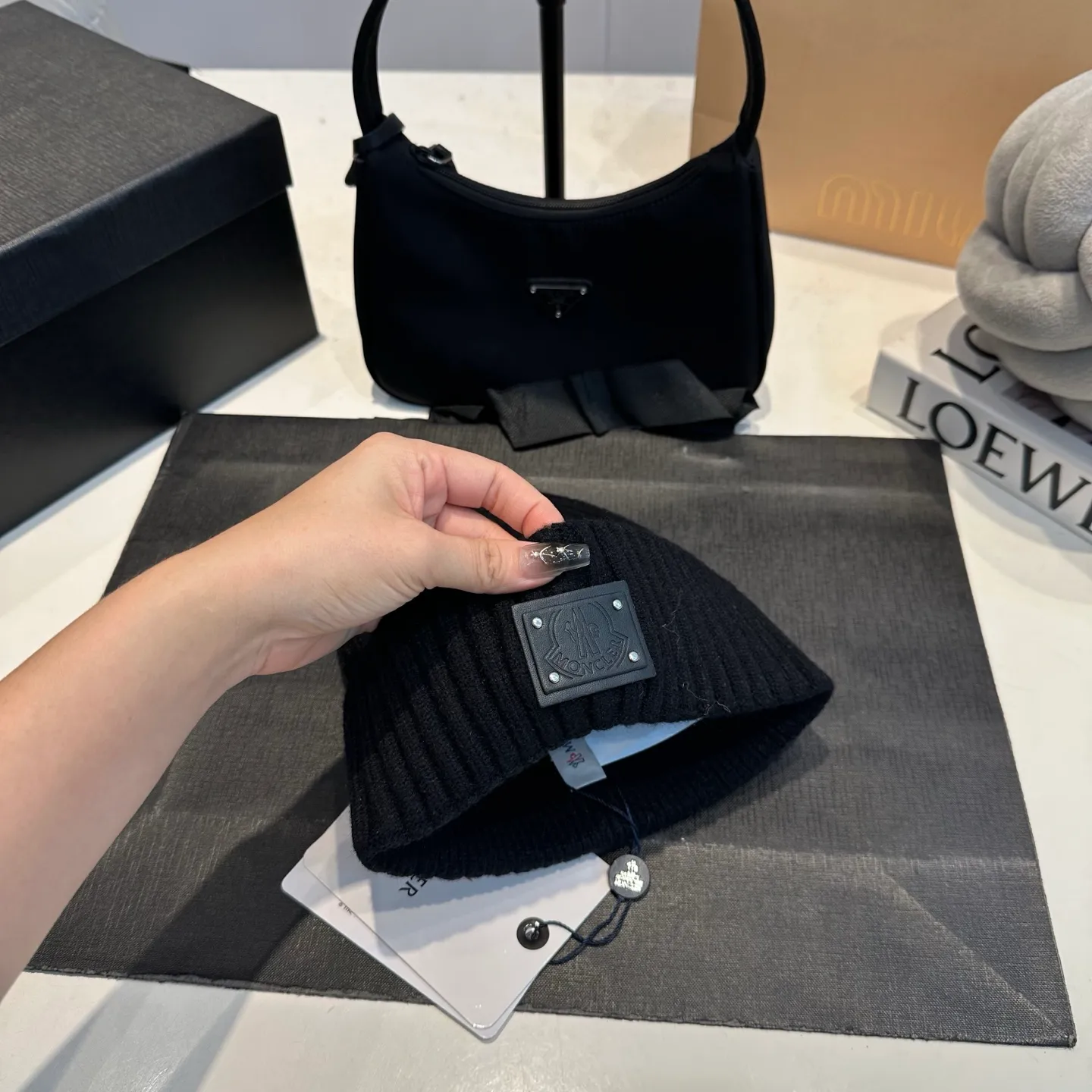 P50 Moncler warm woolen hat, sweet and cool style! Reduce your age and make your face look smaller. I’d like to share it with everyone. Every color matches well and the breasts are milky.