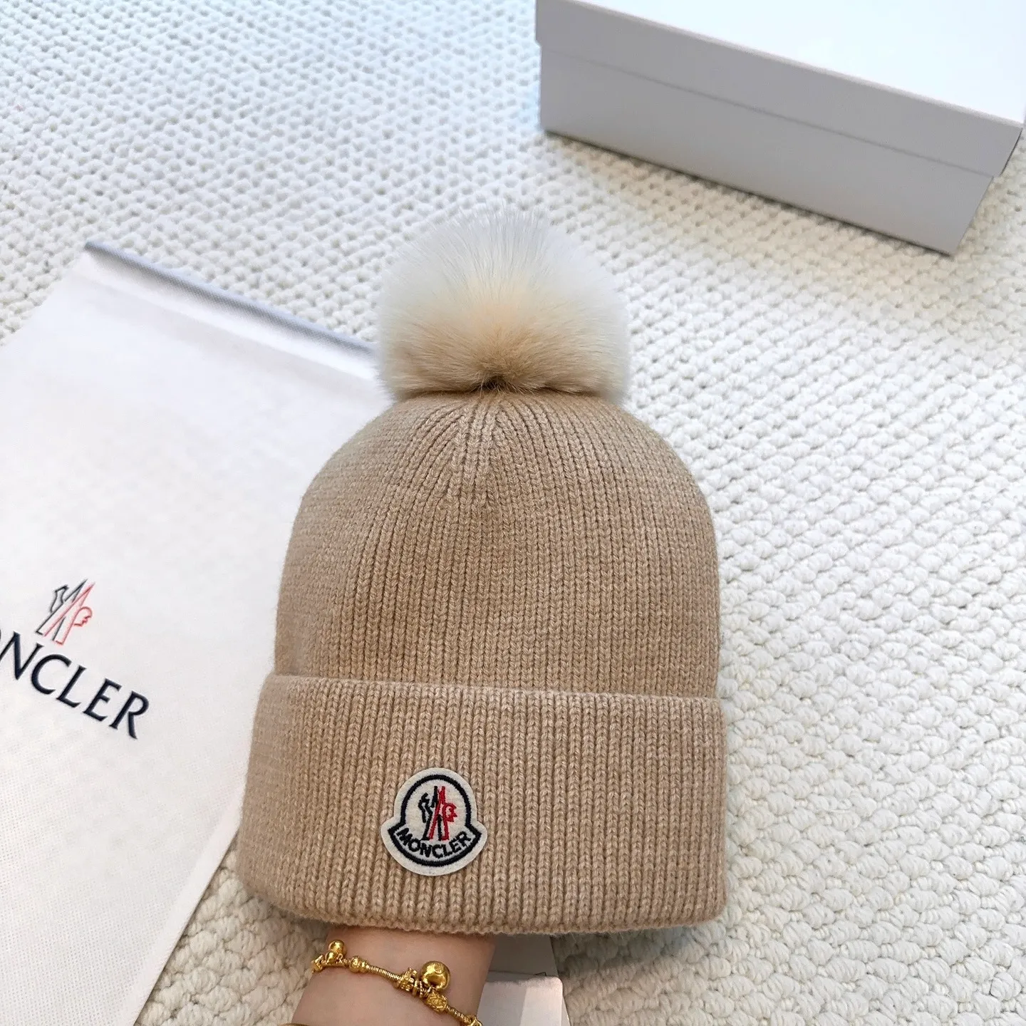P100 with dust bag, high version Moncler Moncler 💥Official website classic knitted hat, replica of the original. Very soft and skin-friendly, very elastic 💓 Textured and very versatile style ~ Warm cashmere woolen hat, one size fits all and elastic ~ Unisex, can be worn by any head size. Super quality, highly recommended