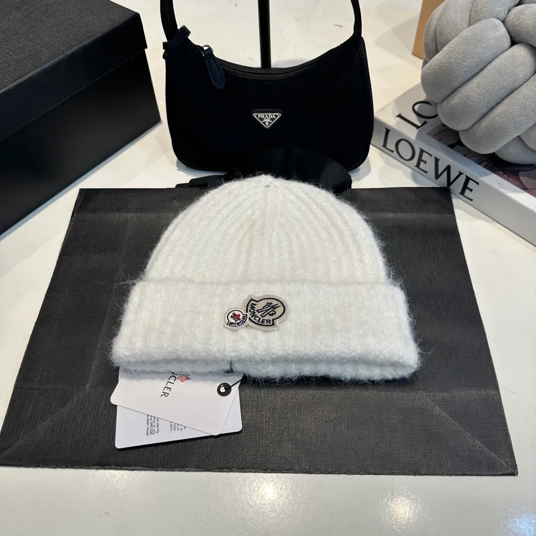 P56 MONCLER 🎩 wool knitted beanie, good quality, high-end, super soft! Super hot💖The texture is great and it’s great to match when out on the street! Fashion trends! A must-have item for winter, the same style for men and women, get it now!
