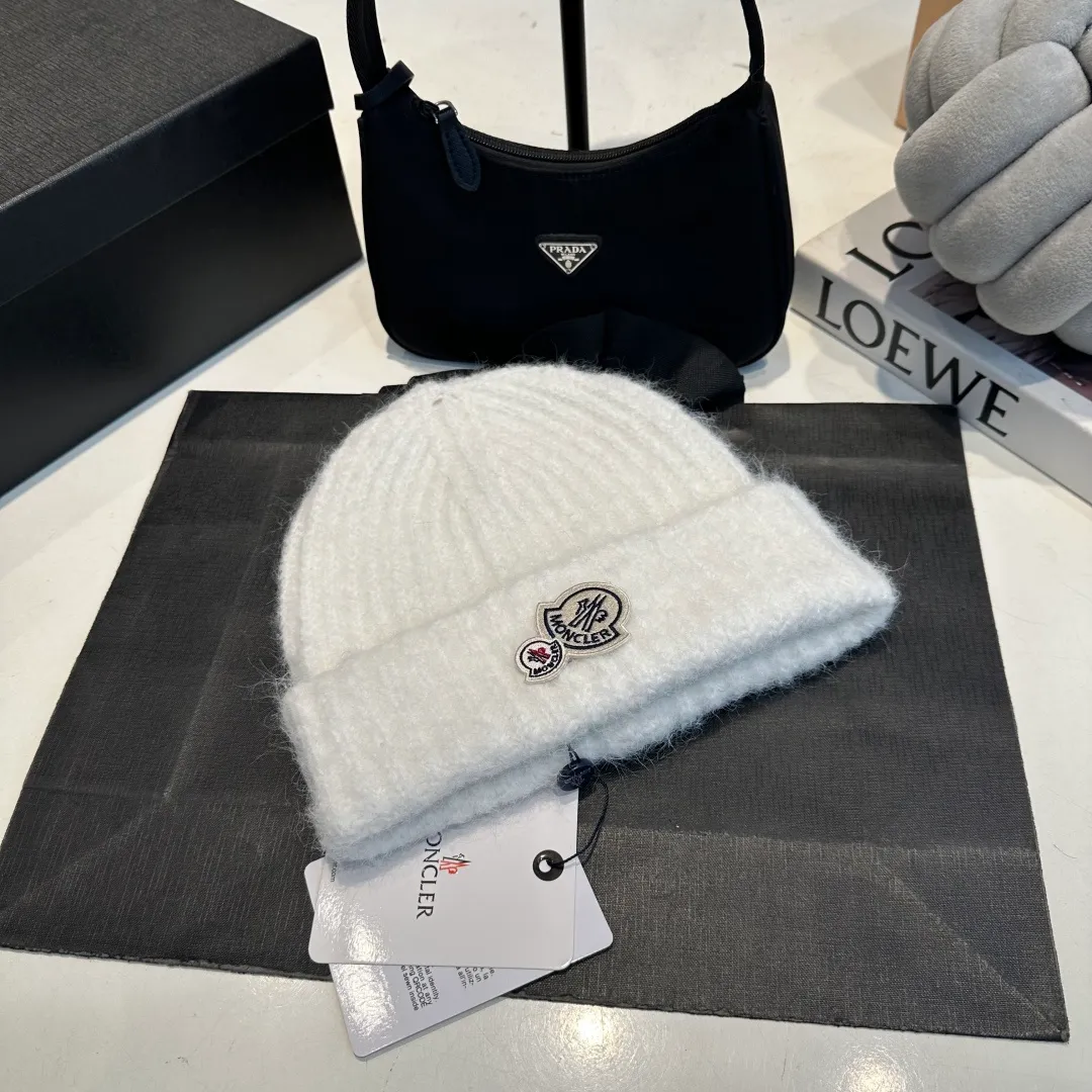 P56 MONCLER 🎩 wool knitted beanie, good quality, high-end, super soft! Super hot💖The texture is great and it’s great to match when out on the street! Fashion trends! A must-have item for winter, the same style for men and women, get it now!