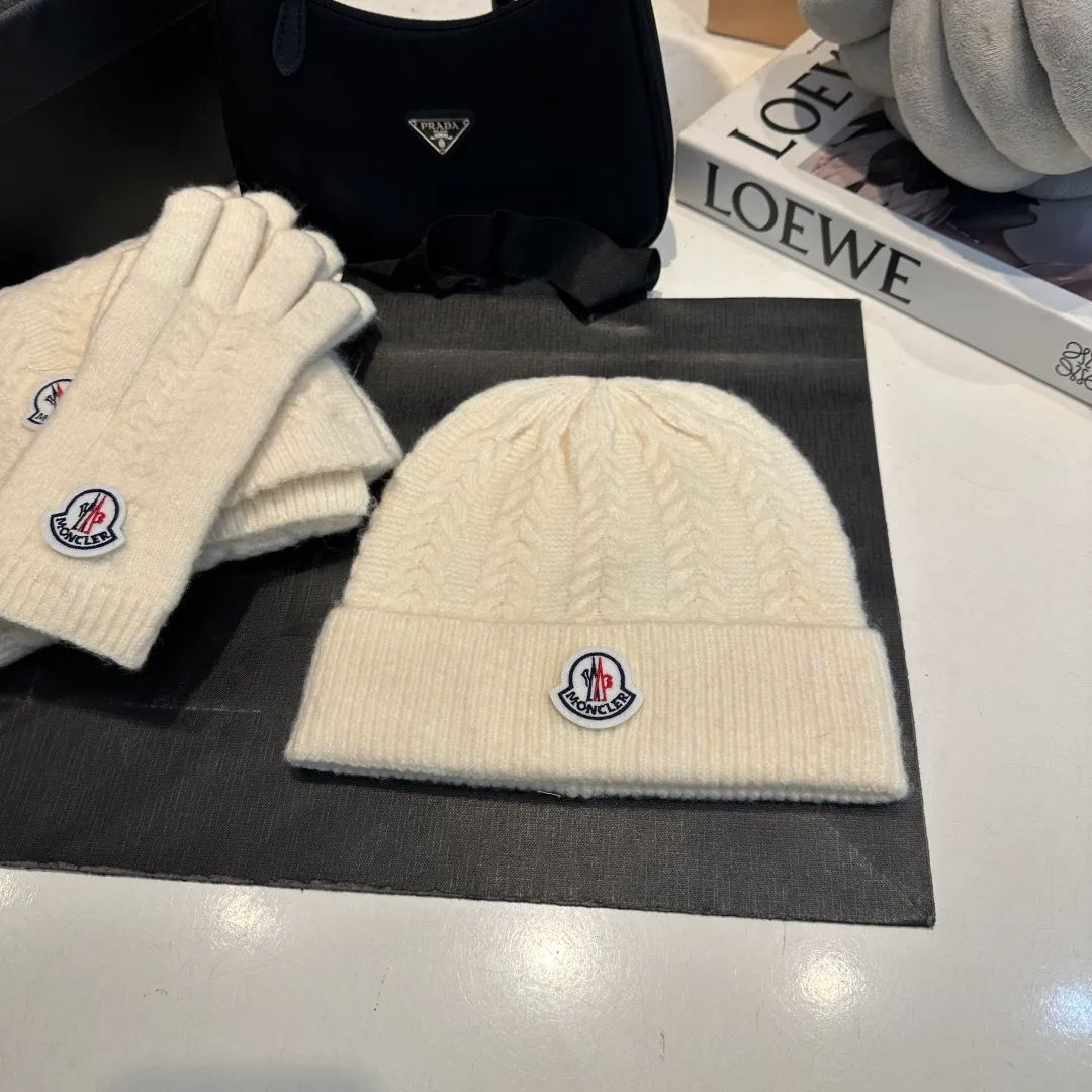 P160 Moncler muzzle suit autumn and winter style cuffed wool knitted beanie High quality customization! This must be my favorite of minimalism. It is clean, neat, fashionable and versatile, and will definitely not be picky about your face shape! A fashionable classic that lasts forever! Both men and women are welcome!