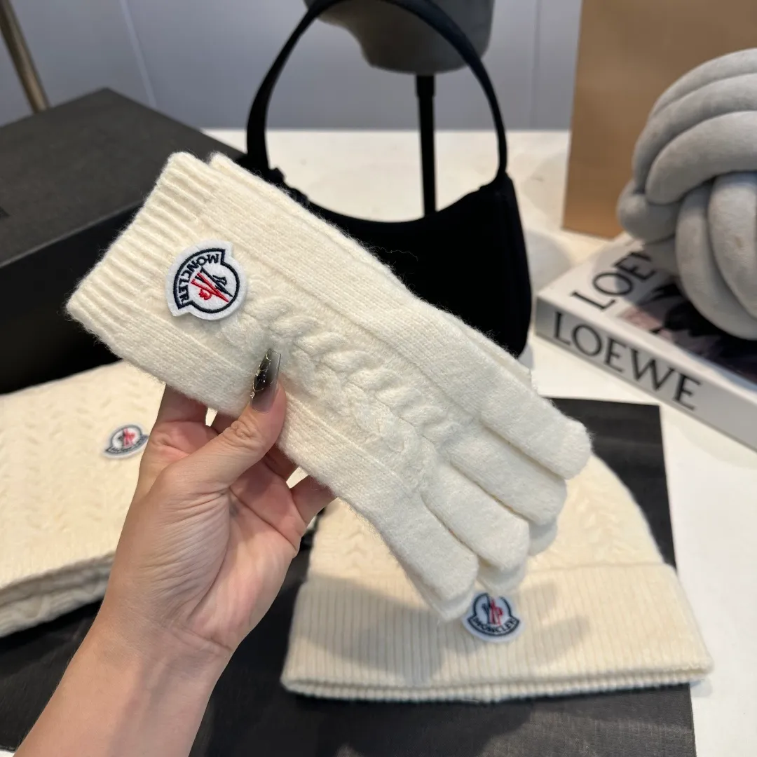 P160 Moncler muzzle suit autumn and winter style cuffed wool knitted beanie High quality customization! This must be my favorite of minimalism. It is clean, neat, fashionable and versatile, and will definitely not be picky about your face shape! A fashionable classic that lasts forever! Both men and women are welcome!