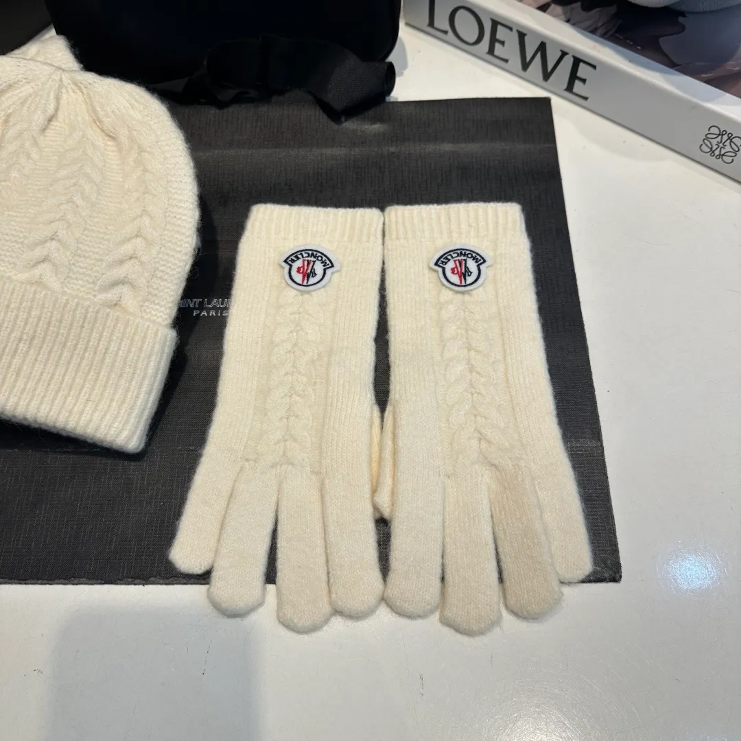 P160 Moncler muzzle suit autumn and winter style cuffed wool knitted beanie High quality customization! This must be my favorite of minimalism. It is clean, neat, fashionable and versatile, and will definitely not be picky about your face shape! A fashionable classic that lasts forever! Both men and women are welcome!