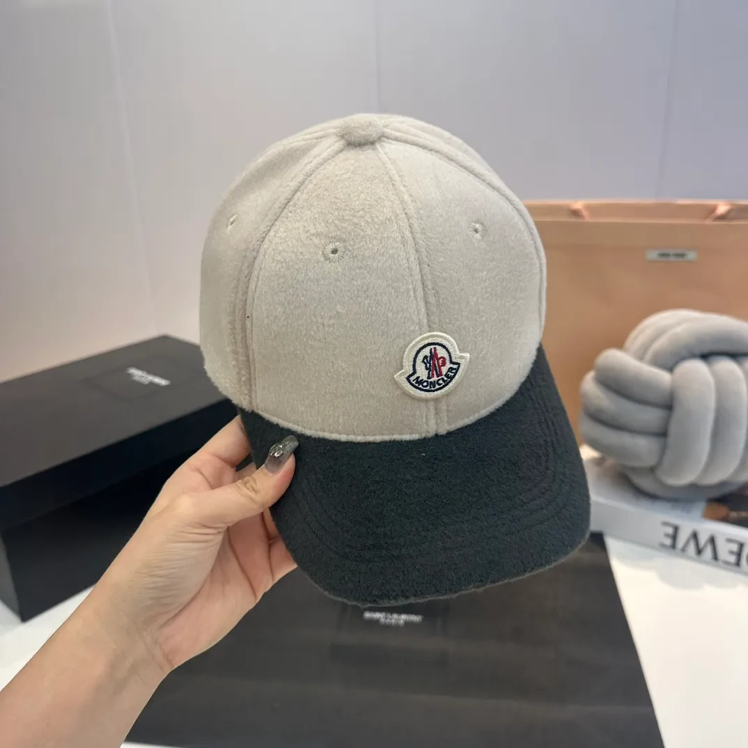 P60 moncler baseball cap, a must-have for no-makeup makeup. It looks cool when paired with sweaters and T-shirts! The days when I don’t wash my hair all depend on this hat~