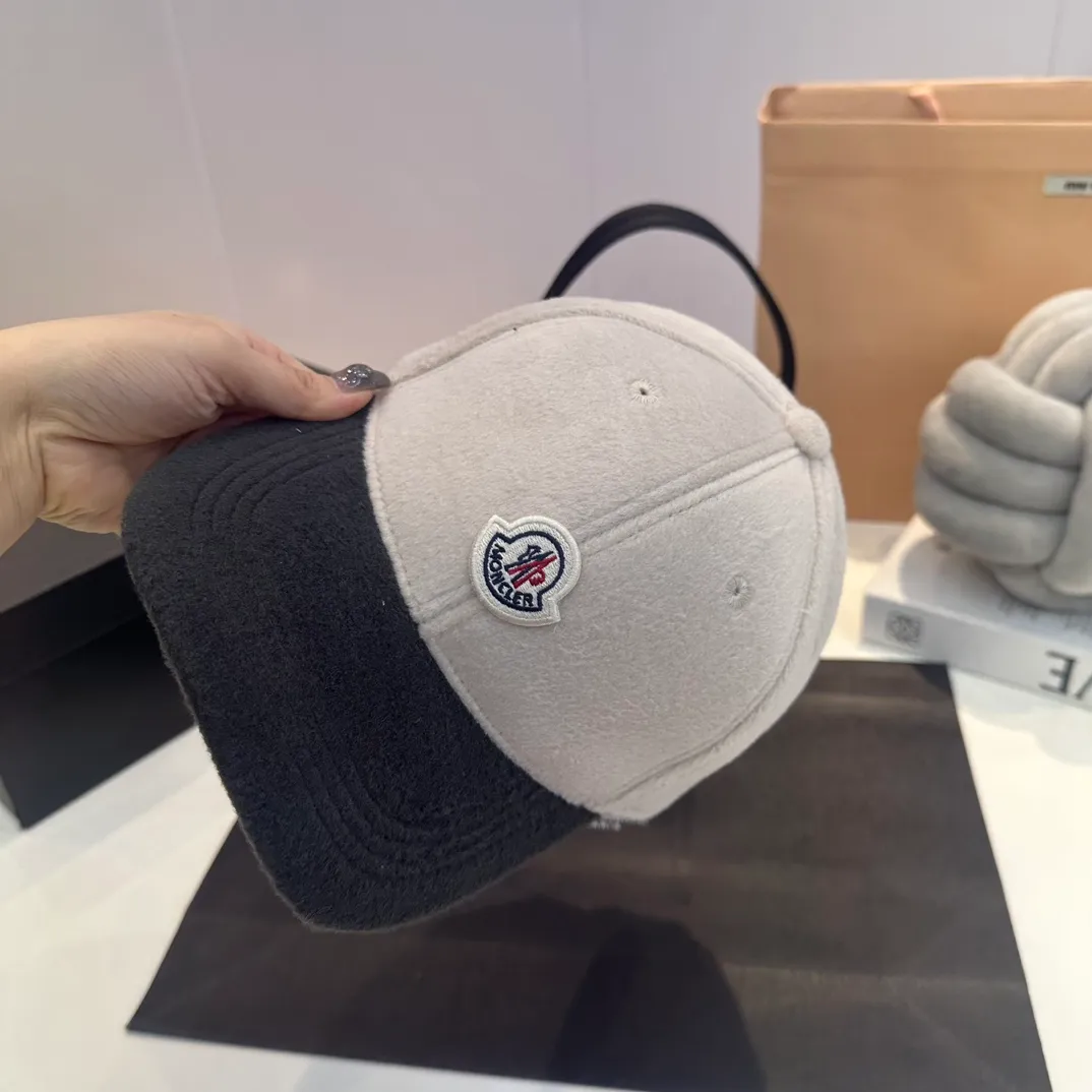 P60 moncler baseball cap, a must-have for no-makeup makeup. It looks cool when paired with sweaters and T-shirts! The days when I don’t wash my hair all depend on this hat~
