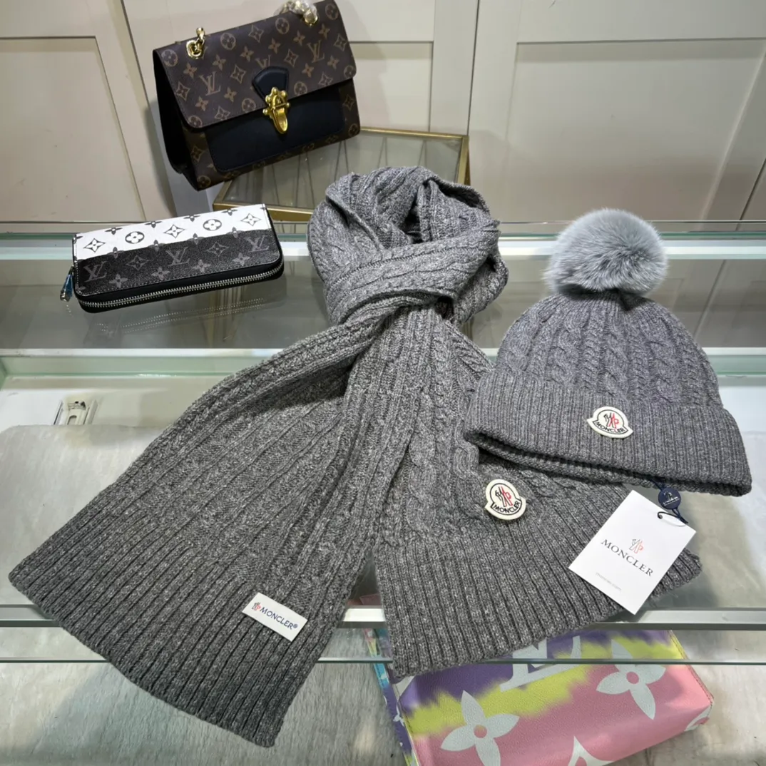 P170 MONCLER classic suit hat! Hat ➕Scarf! Cashmere and Rabbit Velvet Quality! It's warm and super comfortable~A great tool for young ladies to reduce their age in winter~This winter, all you need is a set of hats~It's warm and fashionable! Unisex model! Can be made as a couple model! Complete range of anti-counterfeiting labels and elevators! Many styles, welcome to choose!!