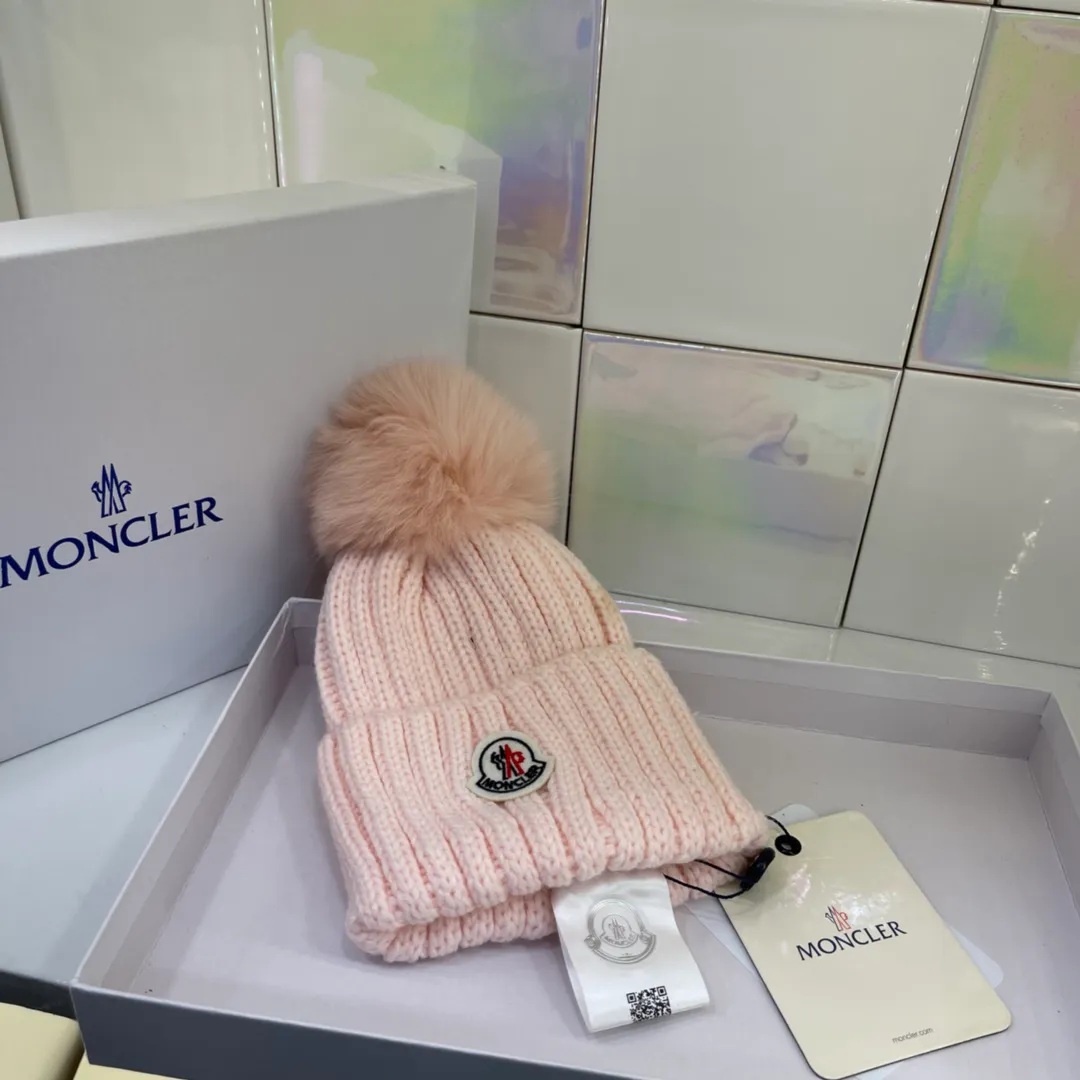 MONCLER muffled woolen hat paired with fox fur balls of the same color. Cute yet sweet. Fashionable and versatile item. Macaron color, every color looks good❤️