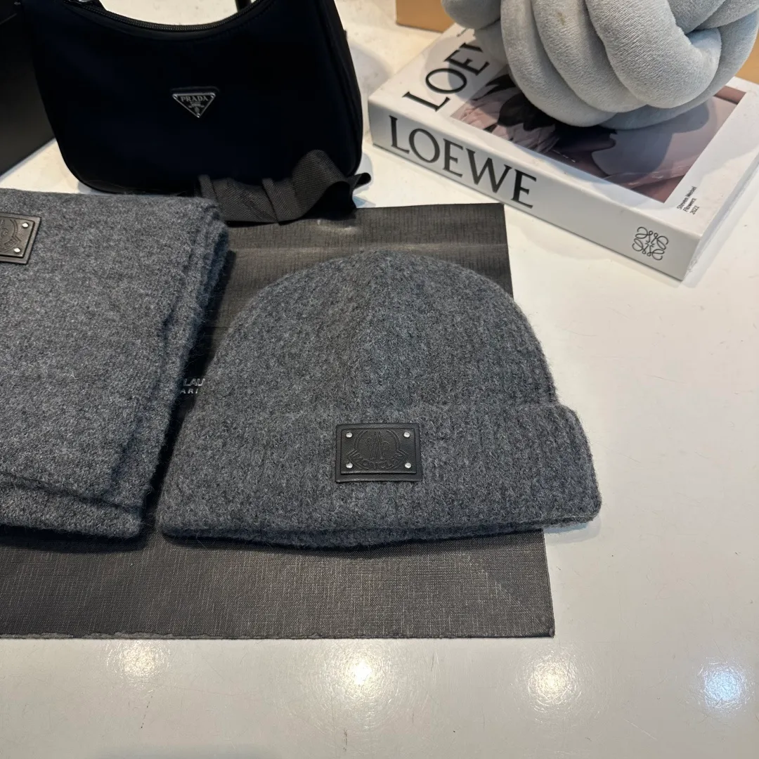 P140 Moncler muzzle suit 2025 autumn and winter style cuffed wool knitted beanie High quality customization! This must be my favorite of minimalism. It is clean, neat, fashionable and versatile, and will definitely not be picky about your face shape! A fashionable classic that lasts forever! Both men and women are welcome!