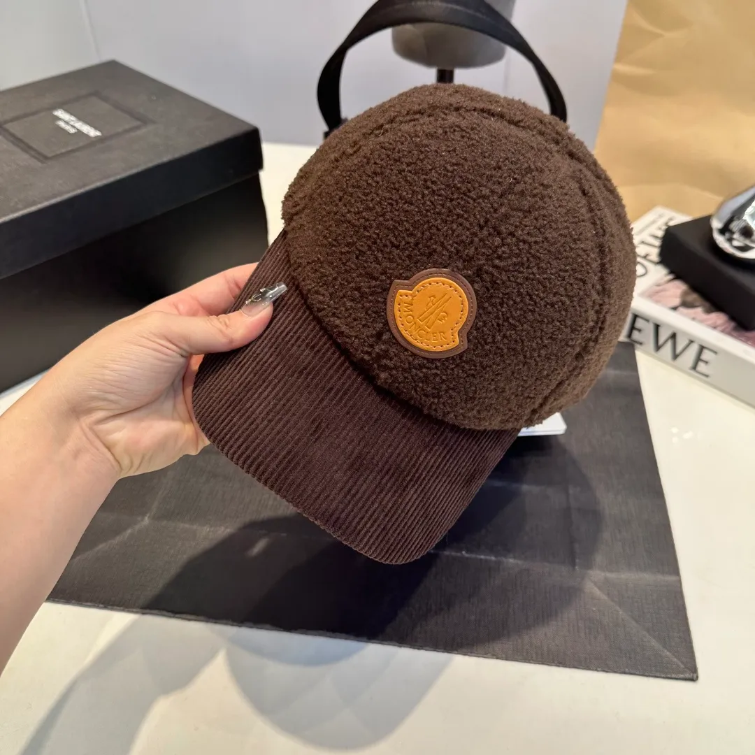 P70 Moncler Mouth Logo Baseball Cap, a must-have item for no-makeup makeup. It looks cool when paired with sweaters and T-shirts! 不洗头的日子全靠这顶帽子了~