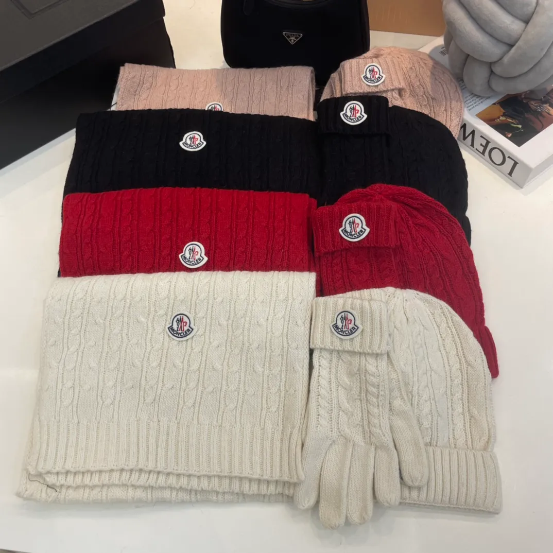 P180 Moncler wool knitted three-piece set, gloves + hat + scarf set ❄️ Wool knitted, super cute with cashmere scarf, a must-have for autumn and winter