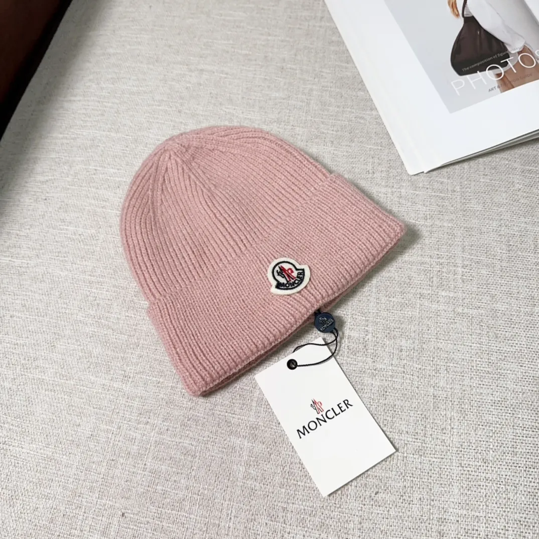 💰40 Moncler Moncler 💥Official website classic knitted hat, replica of the original. Very soft and skin-friendly, very elastic 💓 Textured and very versatile style ~ Warm cashmere woolen hat, one size fits all and elastic ~ Unisex, can be worn by any head size. Super quality, highly recommended