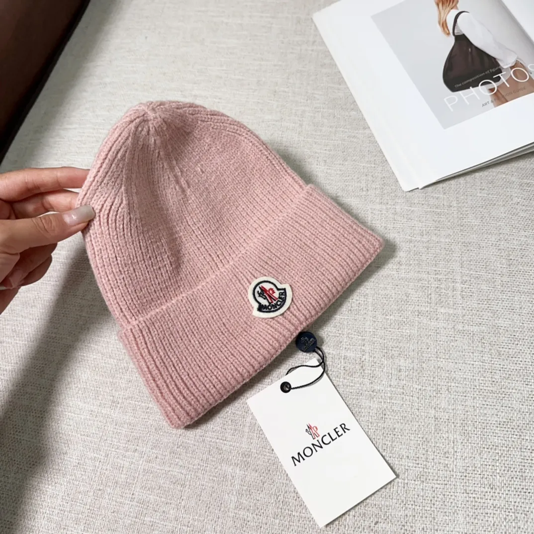 💰40 Moncler Moncler 💥Official website classic knitted hat, replica of the original. Very soft and skin-friendly, very elastic 💓 Textured and very versatile style ~ Warm cashmere woolen hat, one size fits all and elastic ~ Unisex, can be worn by any head size. Super quality, highly recommended