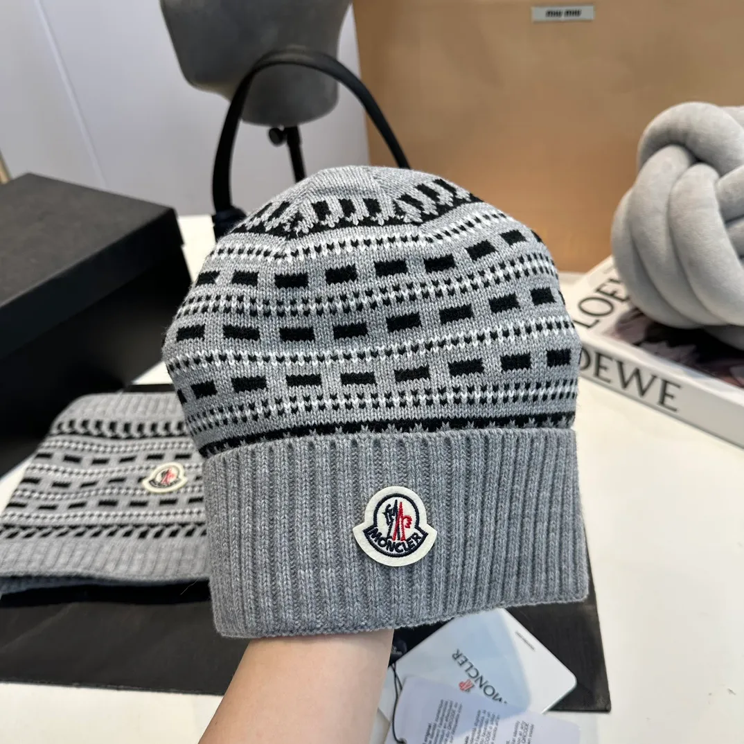 P140 Moncler Moncler 💥 Mouth three-piece set, gloves, hat, scarf, original replica. Very soft and skin-friendly, very elastic 💓 Textured and very versatile style ~ Warm, one size fits all and elastic ~ Unisex, can be worn by any head size. Super quality, highly recommended