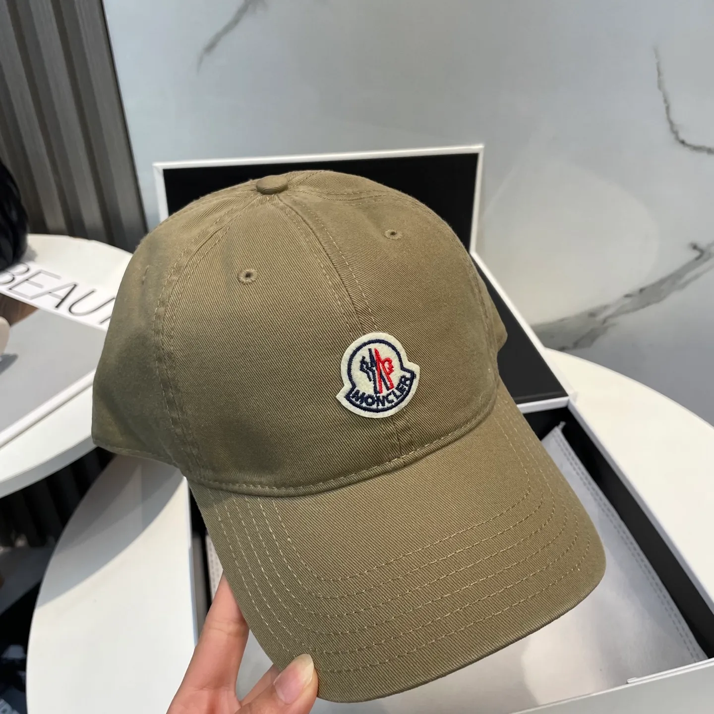 P50 MONCLER new baseball cap, a fashionable street item with a very good style, a favorite among Internet celebrities and fashion bloggers! High quality, comfortable and breathable, concave shape looks good