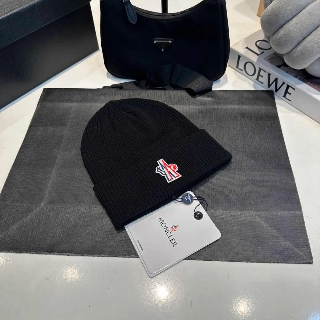 P50 MONCLER Mouth Mouth 🎩 Knitted Beanie, good quality, high-end, super soft! Super hot💖The texture is great and it’s great to match when out on the street! Fashion trends! A must-have item for autumn and winter, the same style for men and women is available now!