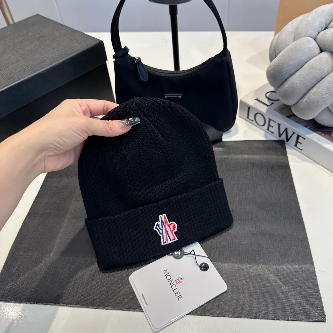 P50 MONCLER Mouth Mouth 🎩 Knitted Beanie, good quality, high-end, super soft! Super hot💖The texture is great and it’s great to match when out on the street! Fashion trends! A must-have item for autumn and winter, the same style for men and women is available now!