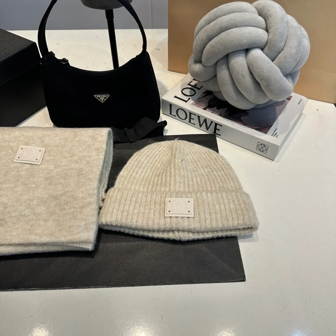P140 Moncler muzzle suit 2025 autumn and winter style cuffed wool knitted beanie High quality customization! This must be my favorite of minimalism. It is clean, neat, fashionable and versatile, and will definitely not be picky about your face shape! A fashionable classic that lasts forever! Both men and women are welcome!
