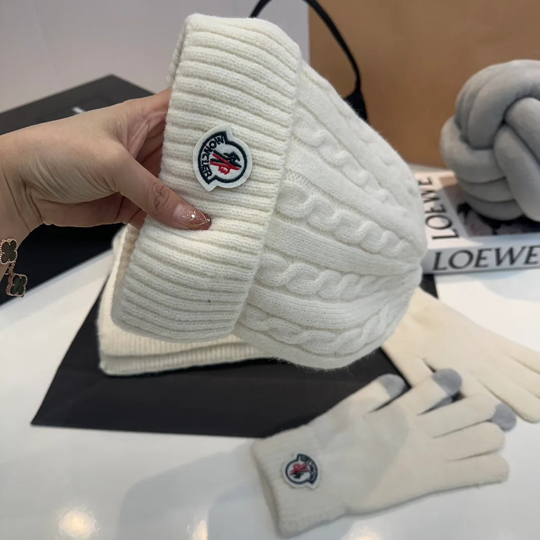 P180 Moncler autumn and winter counter model knitted beanie + scarf + gloves three-piece set, classic pattern, warm and fashionable! Fashionable and popular 🌸First-class texture, pure wool