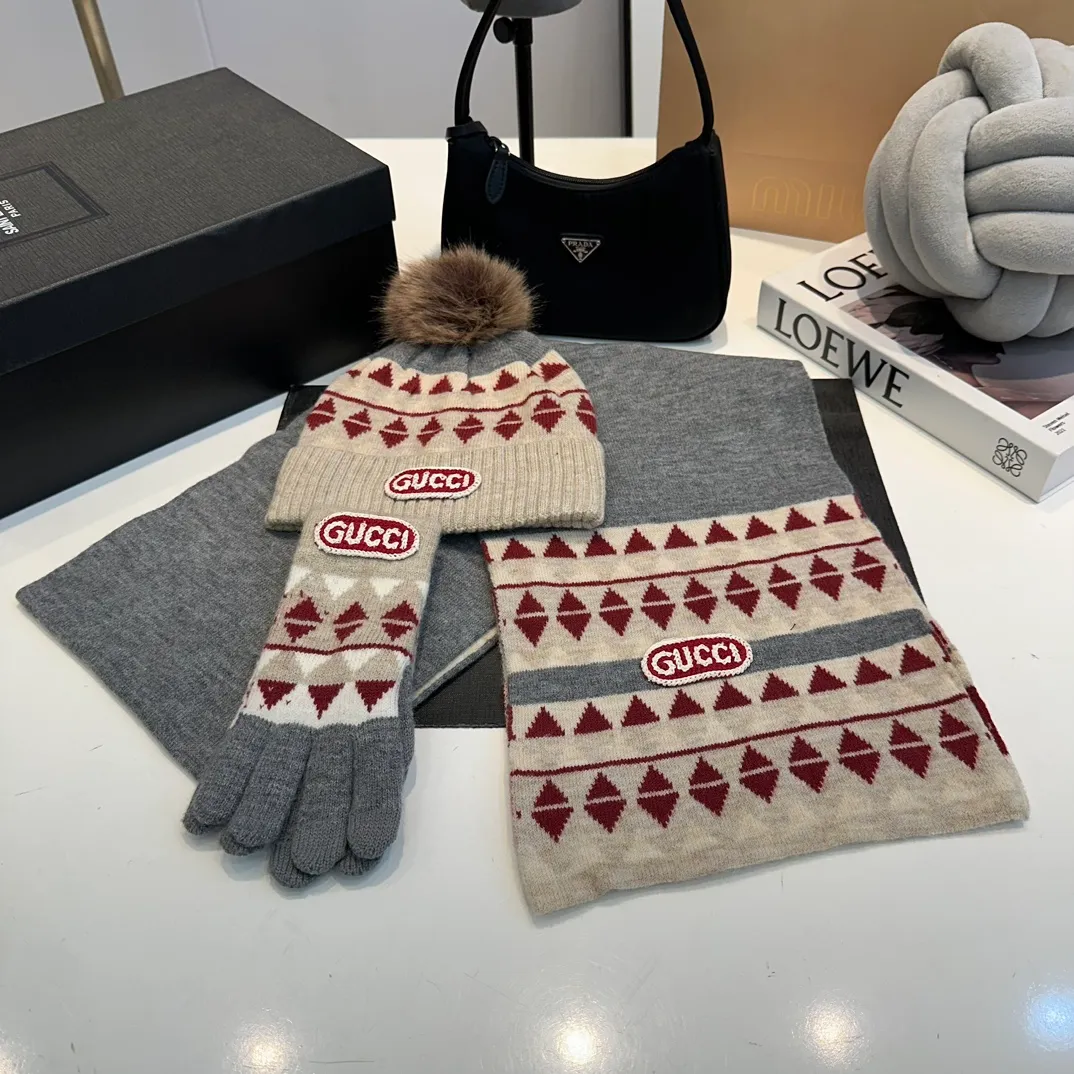 P180 Gucci Gucci scarf, gloves, hat three-piece set, casual and versatile, rabbit wool + cashmere knitted scarf and hat set, warm and fashionable, comfortable and soft texture, versatile style, unisex 💑couple style 😱[wit] winter warm series