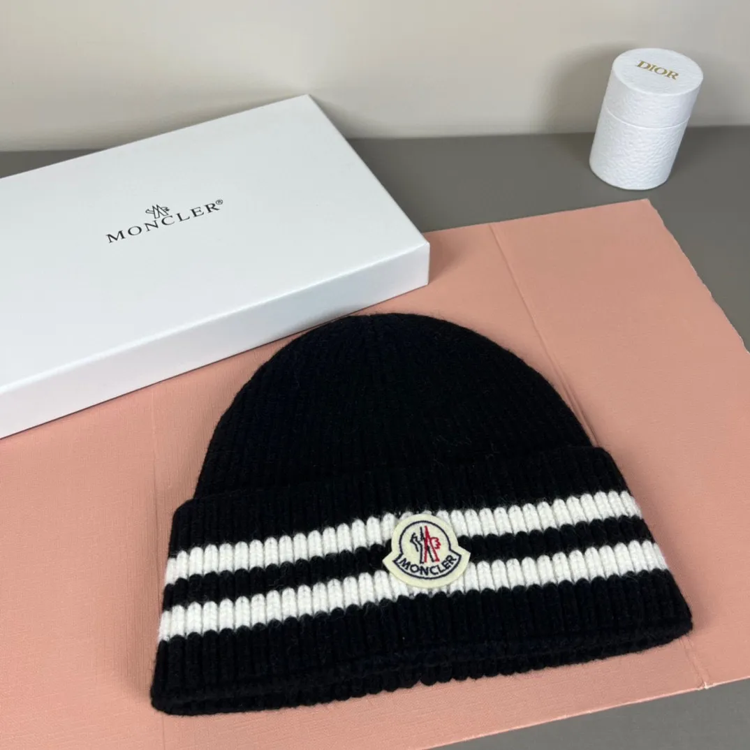 P50 comes with dust bag. MONCLER mouth-covered 🎩 knitted beanie, comes with QR code, good quality, high-end, super soft! Super hot💖The texture is great and it’s great to match when out on the street! Fashion trends! A must-have item for autumn and winter, the same style for men and women is available now!