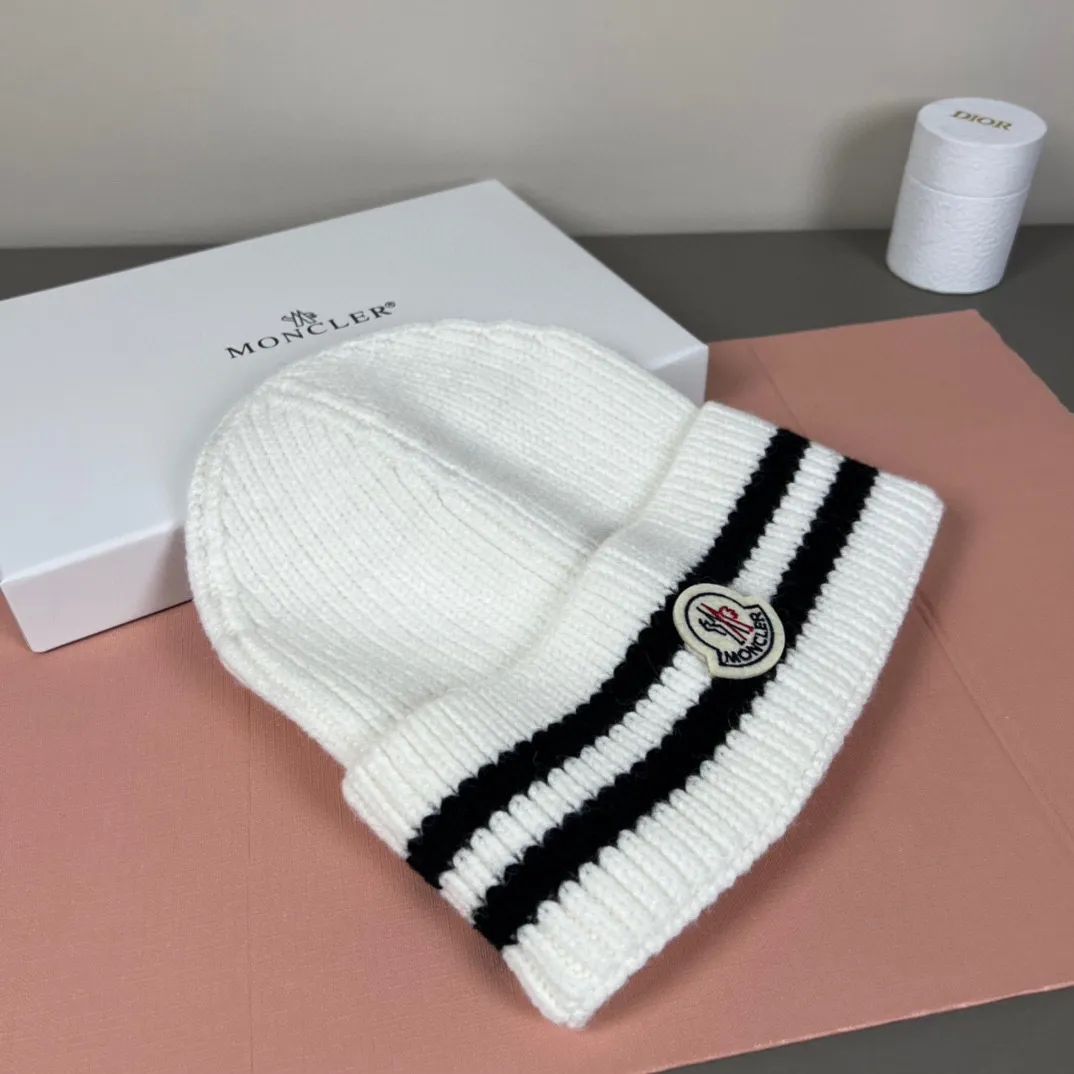 P50 comes with dust bag. MONCLER mouth-covered 🎩 knitted beanie, comes with QR code, good quality, high-end, super soft! Super hot💖The texture is great and it’s great to match when out on the street! Fashion trends! A must-have item for autumn and winter, the same style for men and women is available now!