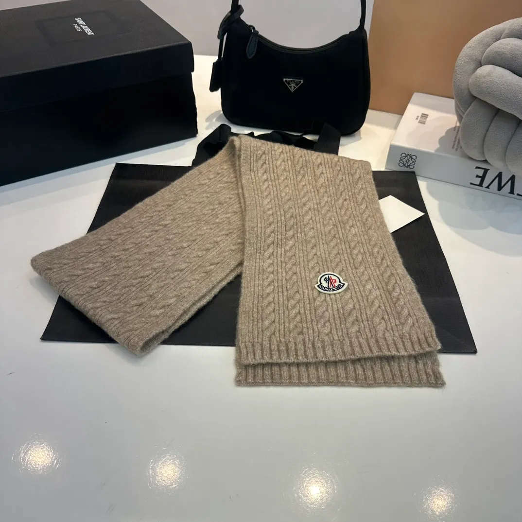 P90 MONCLER, classic cashmere and rabbit fleece quality! It's warm and super comfortable~A magical tool for young ladies to reduce their age in winter~This is the only thing you need this winter that's both warm and fashionable! Unisex model! Can be made as a couple model