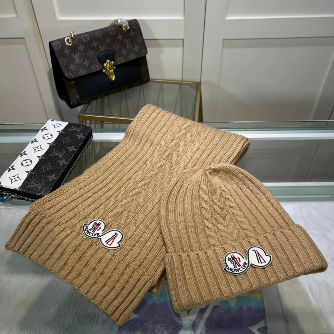 P170 MONCLER classic suit hat! Hat ➕Scarf! Cashmere and Rabbit Velvet Quality! It's warm and super comfortable~A great tool for young ladies to reduce their age in winter~This winter, all you need is a set of hats~It's warm and fashionable! Unisex model! Can be made as a couple model! Complete range of anti-counterfeiting labels and elevators! Many styles, welcome to choose!!