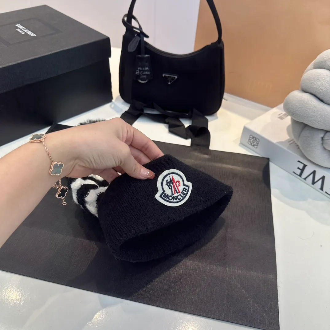 P60 moncler hooded twist warm beanie, sweet and cool style get! Reduce your age and make your face look smaller. I’d like to share it with everyone. The four colors all match well. The breasts are milky.