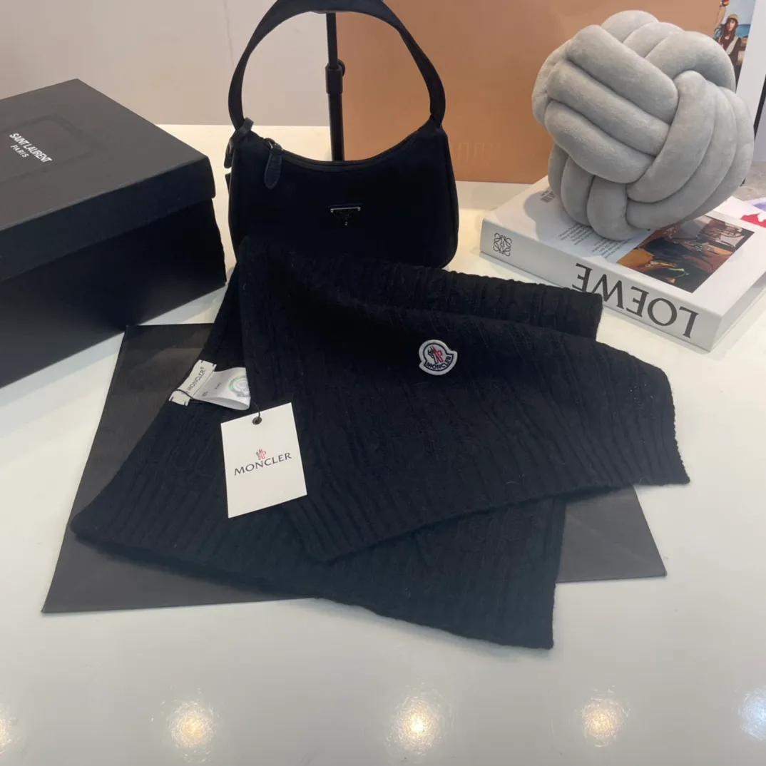 P180 Moncler wool knitted three-piece set, gloves + hat + scarf set ❄️ Wool knitted, super cute with cashmere scarf, a must-have for autumn and winter