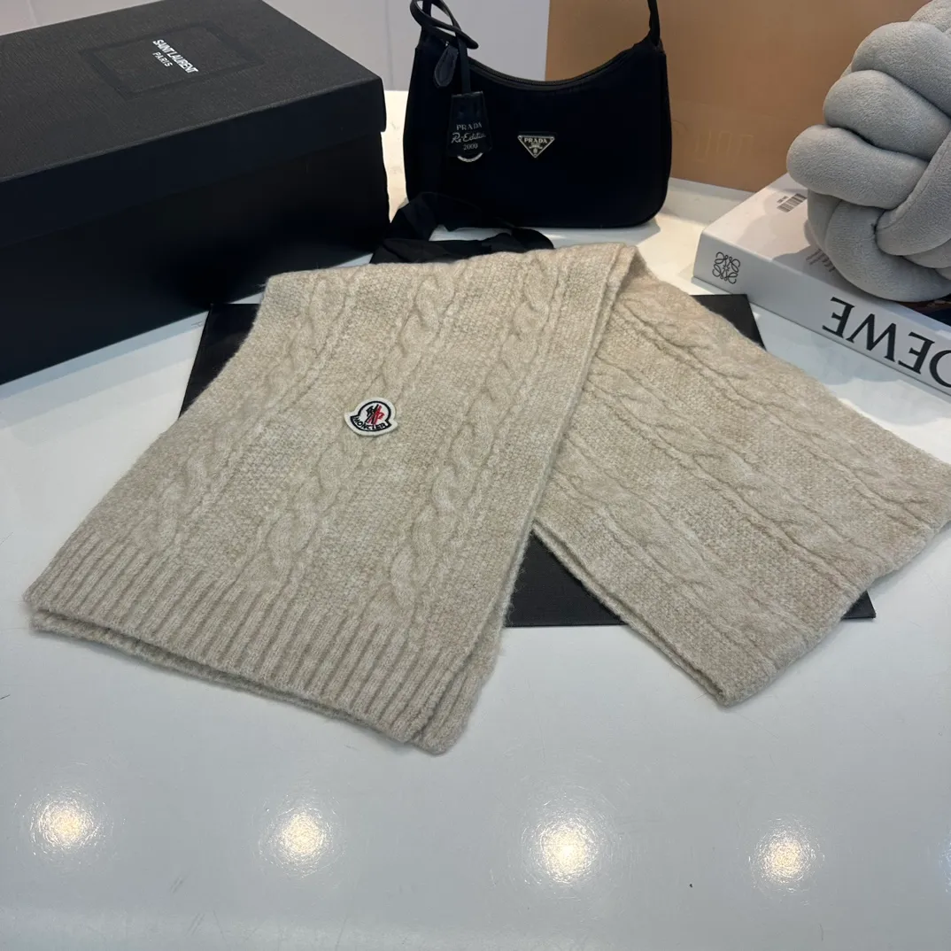 P180 MONCLER Mouth Cover Suit♥️Original hat and scarf set! Made of rabbit velvet➕cashmere, with a 15cm fox fur ball, a real fur ball! Warm and fashionable 😱[愄火] Versatile style [Love] The texture is very good, comfortable and breathable [Hey ha] Looks good no matter how you match it [Shh] A must-have for fashionistas [Wit] 4 colors available❤️❤️Unisex, the ball can be removed