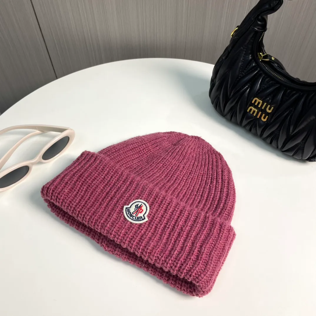 P50 Moncler Moncler 2024 early autumn and winter classic knitted hat, original replica. Very soft and skin-friendly, very elastic 💓 Textured and very versatile style ~ Warm cashmere woolen hat, one size fits all and elastic ~ Unisex, can be worn by any head size. Super quality, highly recommended