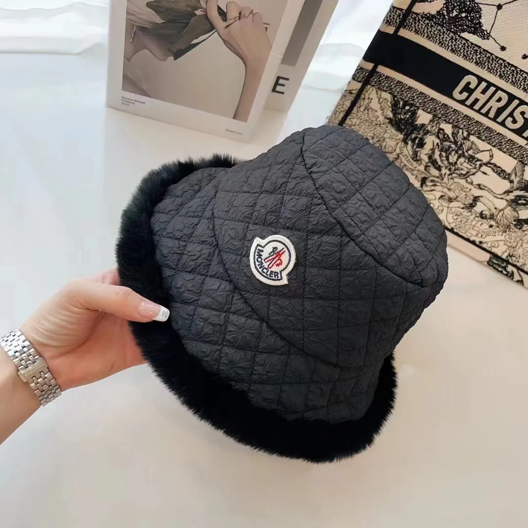 Special batch of 70 Moncler menstrual autumn and winter women's down cotton warm fisherman's hats. Light, warm and comfortable winter fisherman's hats. Diamond-shaped embroidered thread quilted, windproof and cold-proof. Also suitable for babies with large head circumferences.
