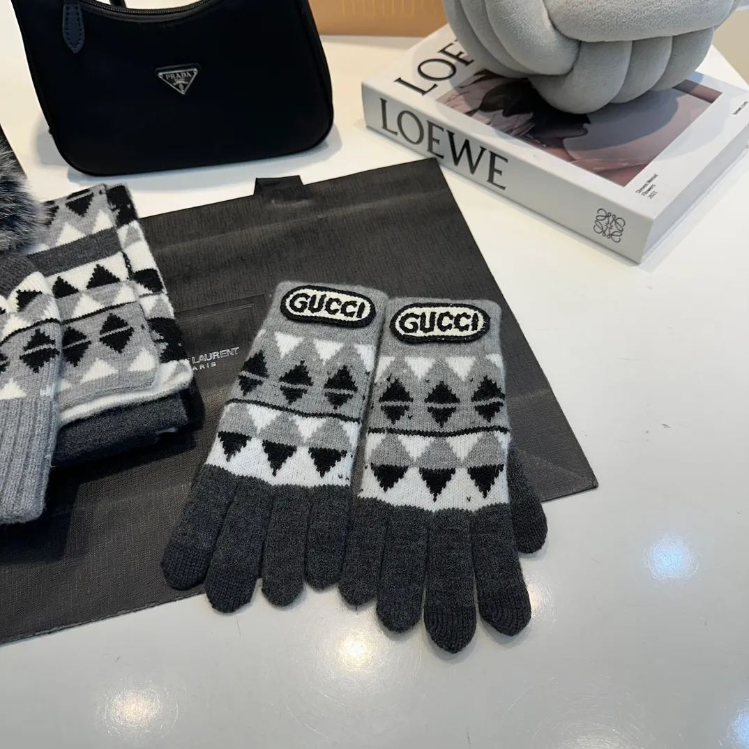 P180 Gucci Gucci scarf, gloves, hat three-piece set, casual and versatile, rabbit wool + cashmere knitted scarf and hat set, warm and fashionable, comfortable and soft texture, versatile style, unisex 💑couple style 😱[wit] winter warm series
