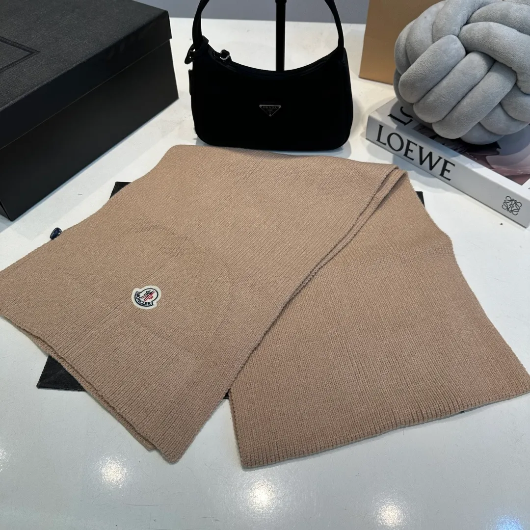 P130 Moncler autumn and winter counter style knitted beanie + scarf with classic pattern, warm and fashionable! Fashionable and popular 🌸First-class texture, pure wool