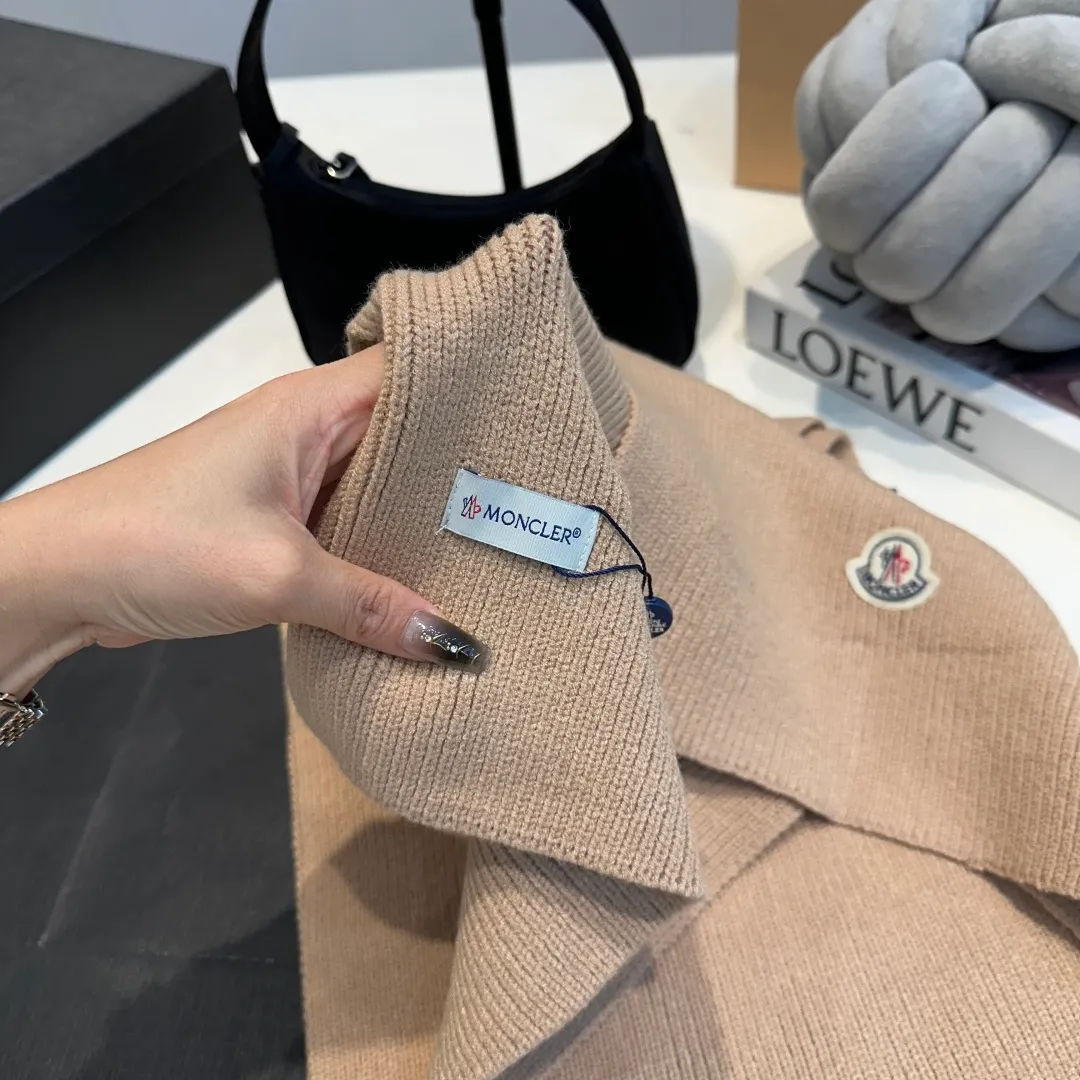 P130 Moncler autumn and winter counter style knitted beanie + scarf with classic pattern, warm and fashionable! Fashionable and popular 🌸First-class texture, pure wool