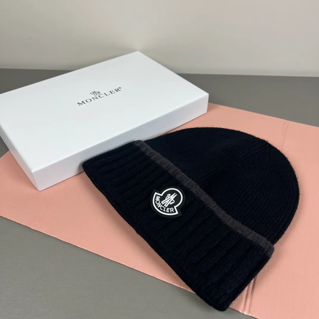 P56 comes with dust bag MONCLER mouth covering 🎩Good quality, high-end atmosphere, super popular 💖The texture is great, it is very easy to match when out on the street! Fashion trends! A must-have item for going out, the same style for men and women, get it now!