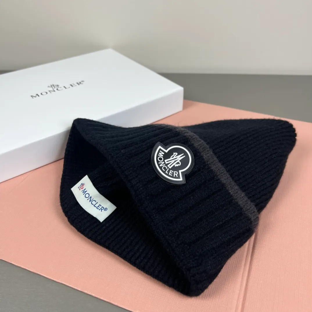 P56 comes with dust bag MONCLER mouth covering 🎩Good quality, high-end atmosphere, super popular 💖The texture is great, it is very easy to match when out on the street! Fashion trends! A must-have item for going out, the same style for men and women, get it now!