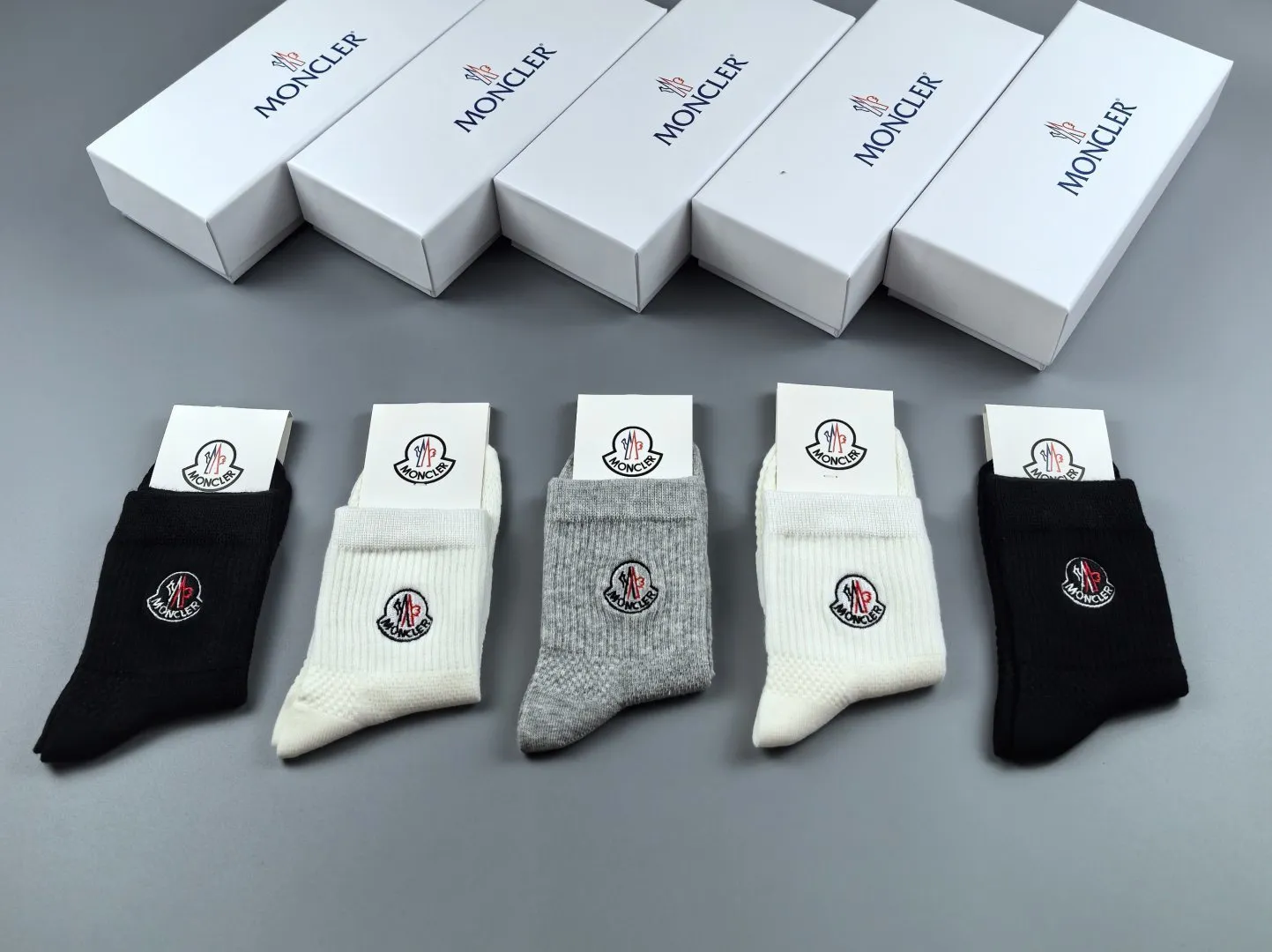 Special P90💛 Comes with counter packaging MONCLER’s latest mid-length embroidered socks! Five pairs in a box, synchronized tube socks at the counter, 💛 big brands are out, a must-have for fashionistas 🔥 super easy to match