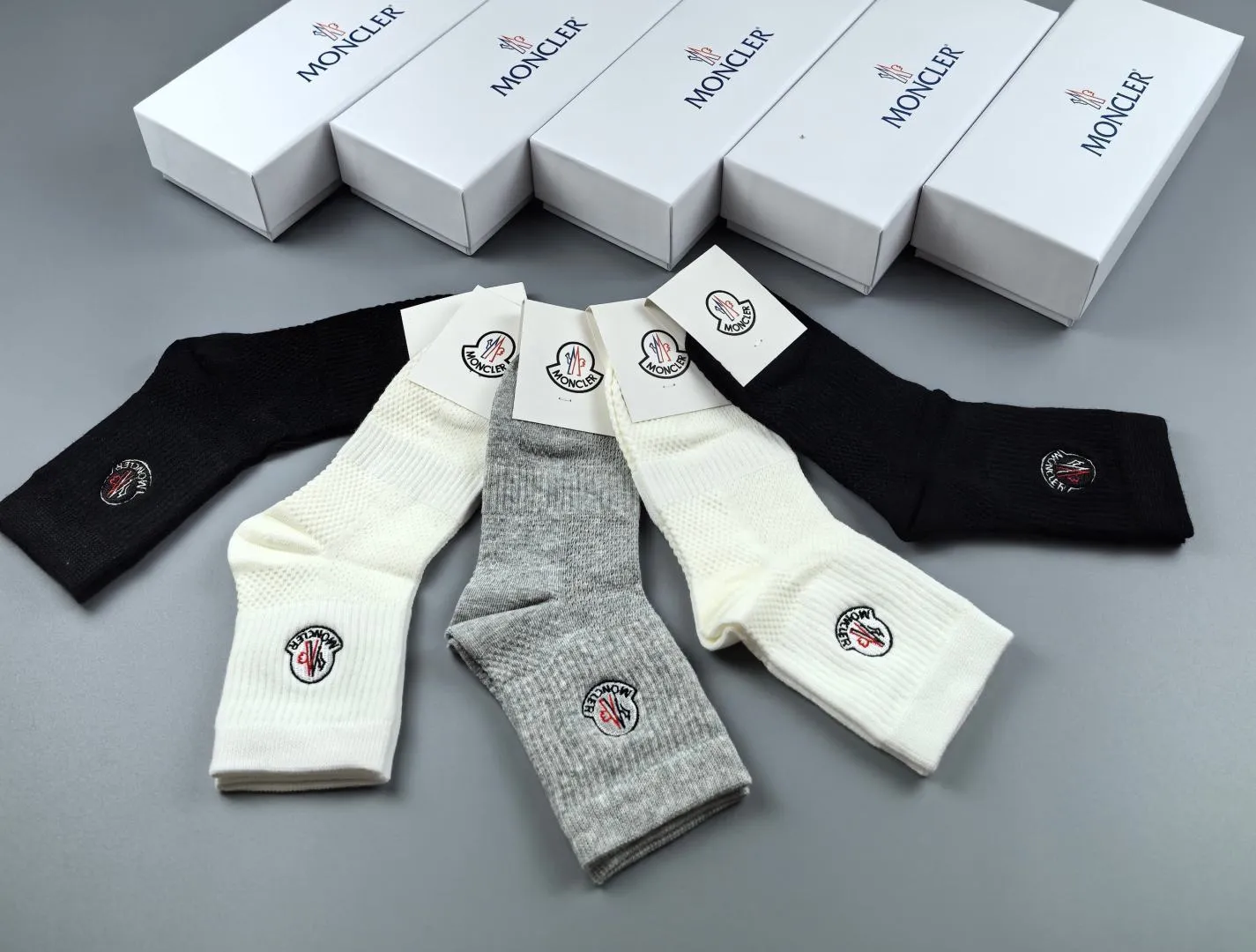 Special P90💛 Comes with counter packaging MONCLER’s latest mid-length embroidered socks! Five pairs in a box, synchronized tube socks at the counter, 💛 big brands are out, a must-have for fashionistas 🔥 super easy to match