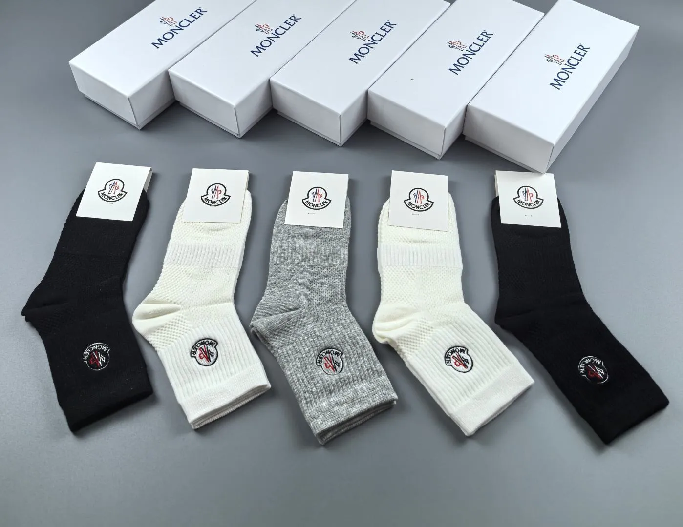 Special P90💛 Comes with counter packaging MONCLER’s latest mid-length embroidered socks! Five pairs in a box, synchronized tube socks at the counter, 💛 big brands are out, a must-have for fashionistas 🔥 super easy to match