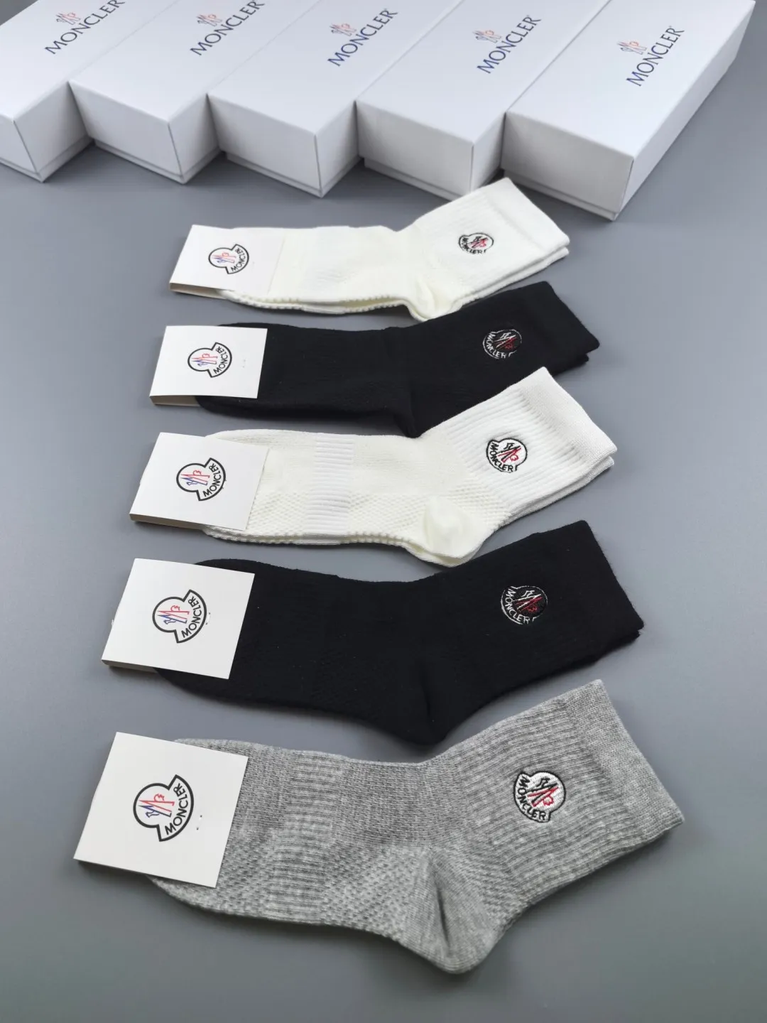Special P90💛 Comes with counter packaging MONCLER’s latest mid-length embroidered socks! Five pairs in a box, synchronized tube socks at the counter, 💛 big brands are out, a must-have for fashionistas 🔥 super easy to match