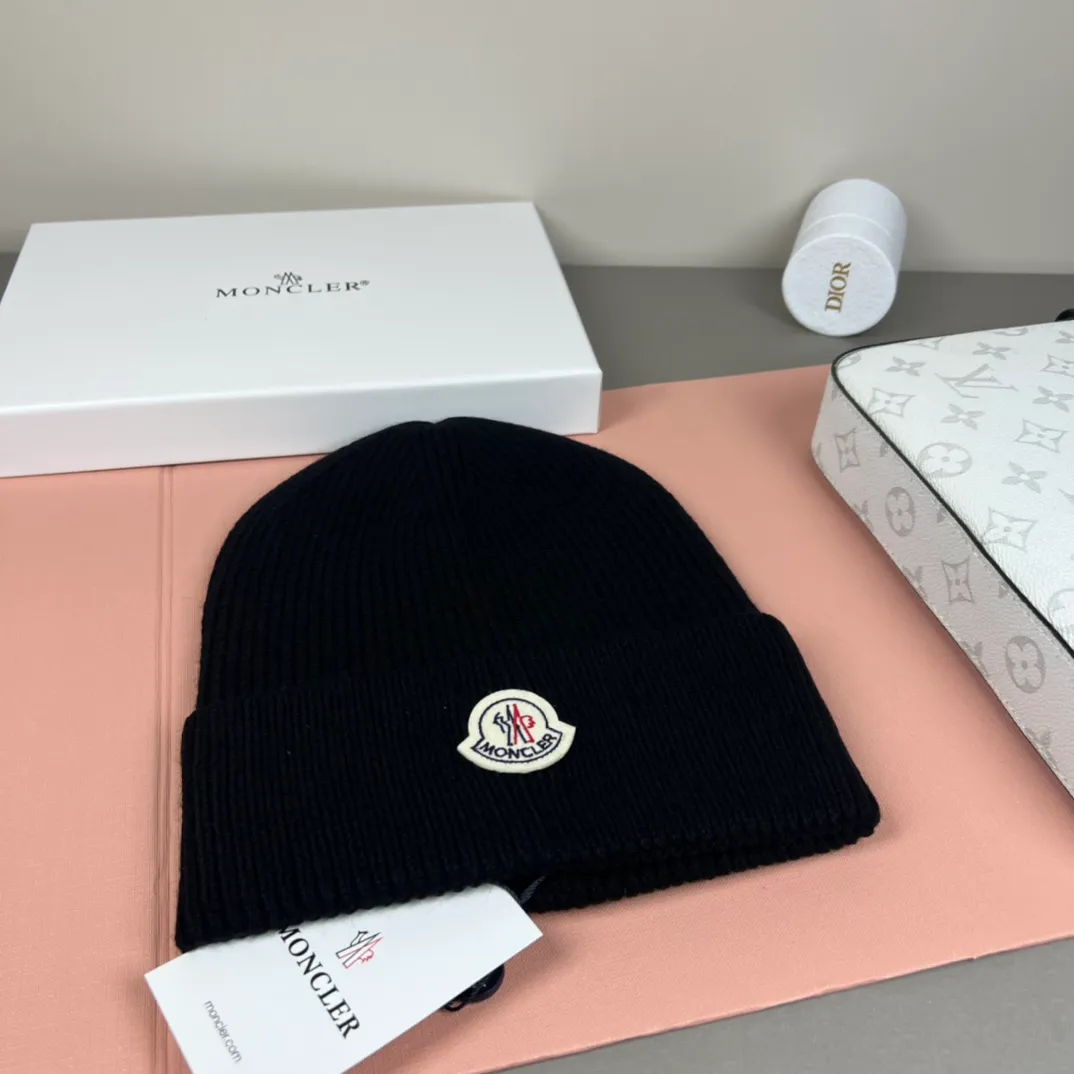 P50 comes with dust bag 🌺【MONCLER】Official website classic model, pay attention to the quality, the only one in the market that pays attention to quality details, 70% wool, 30% rabbit fur knitted hat! The same style for men and women, thicker and warmer, fashionable and popular 🌸First-class quality, the best brand for warmth in autumn and winter, order now, limited edition
