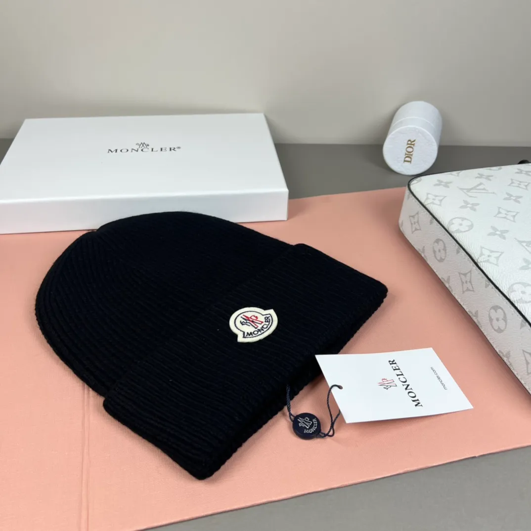 P50 comes with dust bag 🌺【MONCLER】Official website classic model, pay attention to the quality, the only one in the market that pays attention to quality details, 70% wool, 30% rabbit fur knitted hat! The same style for men and women, thicker and warmer, fashionable and popular 🌸First-class quality, the best brand for warmth in autumn and winter, order now, limited edition