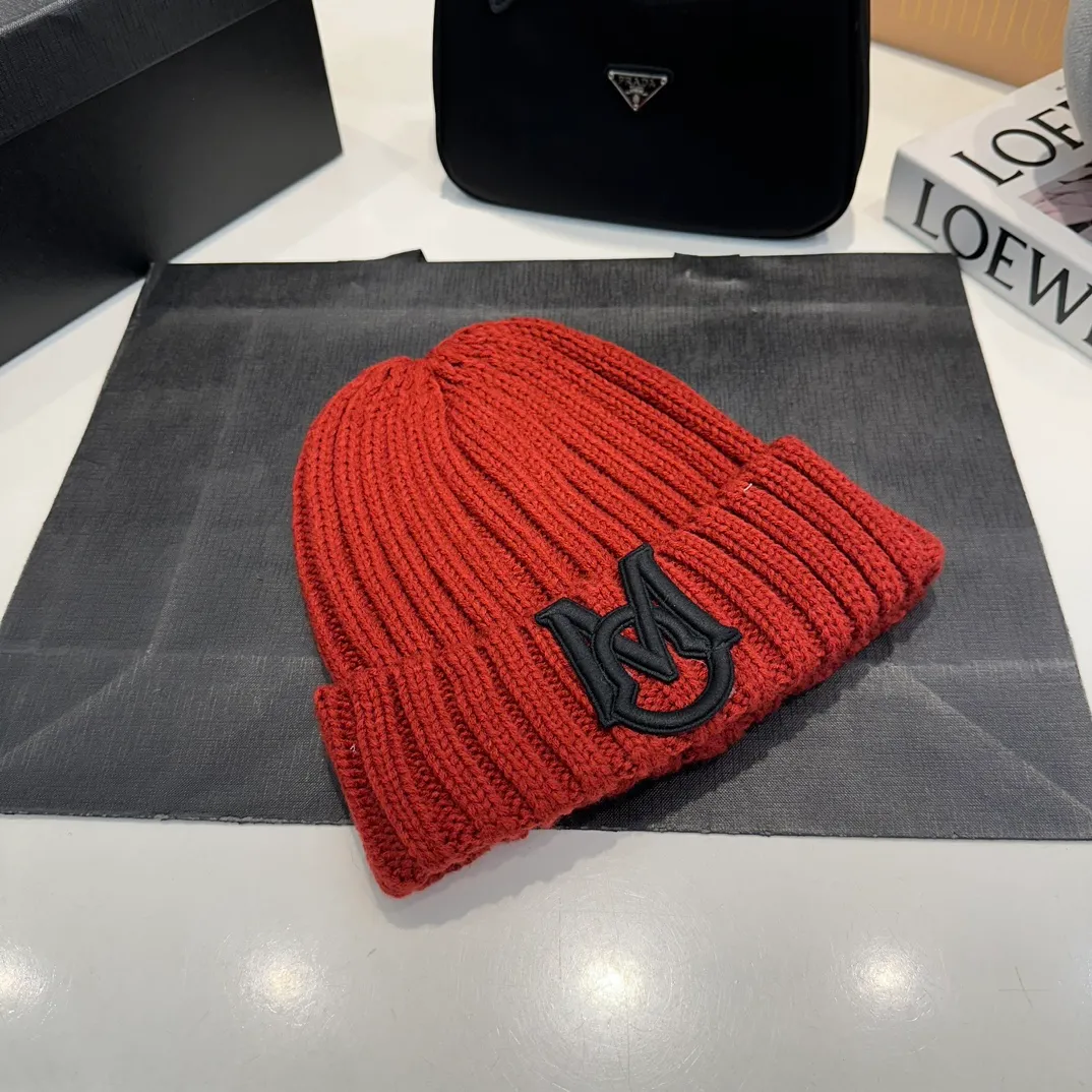 P60 Moncler 💥 Official website classic knitted hat, replica of the original. Very soft and skin-friendly, very elastic 💓 Textured and very versatile style ~ Warm cashmere woolen hat, one size fits all and elastic ~ Unisex, can be worn by any head size. Super quality, highly recommended