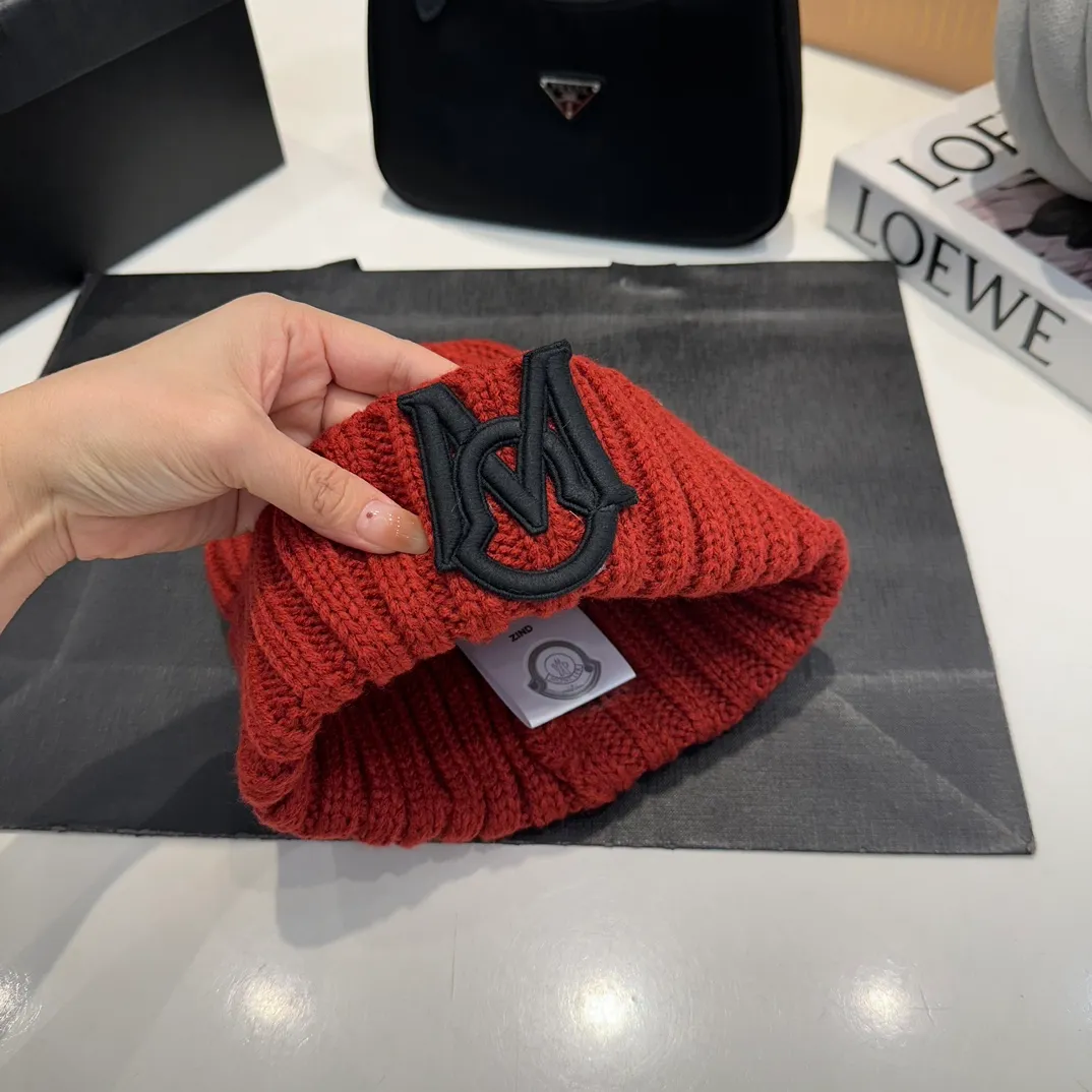 P60 Moncler 💥 Official website classic knitted hat, replica of the original. Very soft and skin-friendly, very elastic 💓 Textured and very versatile style ~ Warm cashmere woolen hat, one size fits all and elastic ~ Unisex, can be worn by any head size. Super quality, highly recommended