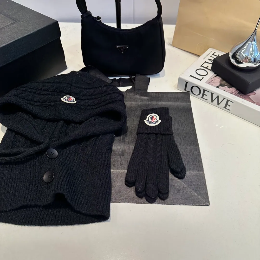 p140 Moncler Mouth Cover Set Hat + Gloves Autumn and Winter Knitted Beanie Hat This must be my favorite of minimalism. It is clean, neat, fashionable and versatile, and will definitely not be picky about your face shape! A fashionable classic that lasts forever!