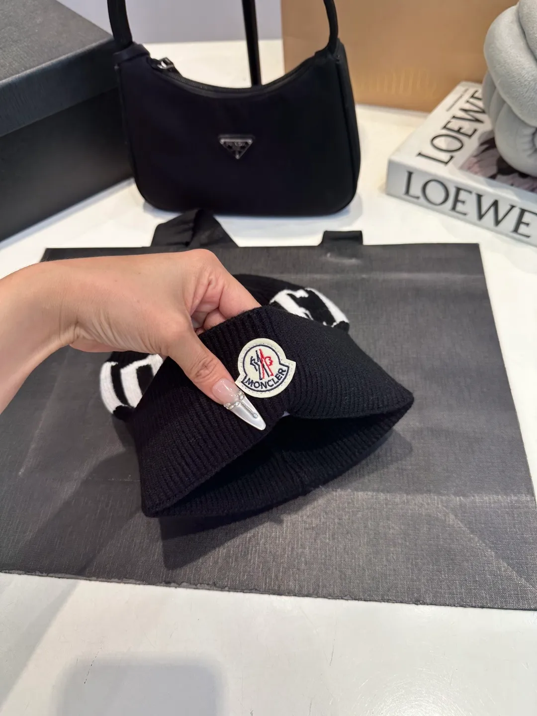 P46 Moncler 💥 Official website classic knitted hat, replica of the original. Very soft and skin-friendly, very elastic 💓 Textured and very versatile style ~ Warm cashmere woolen hat, one size fits all and elastic ~ Unisex, can be worn by any head size. Super quality, highly recommended