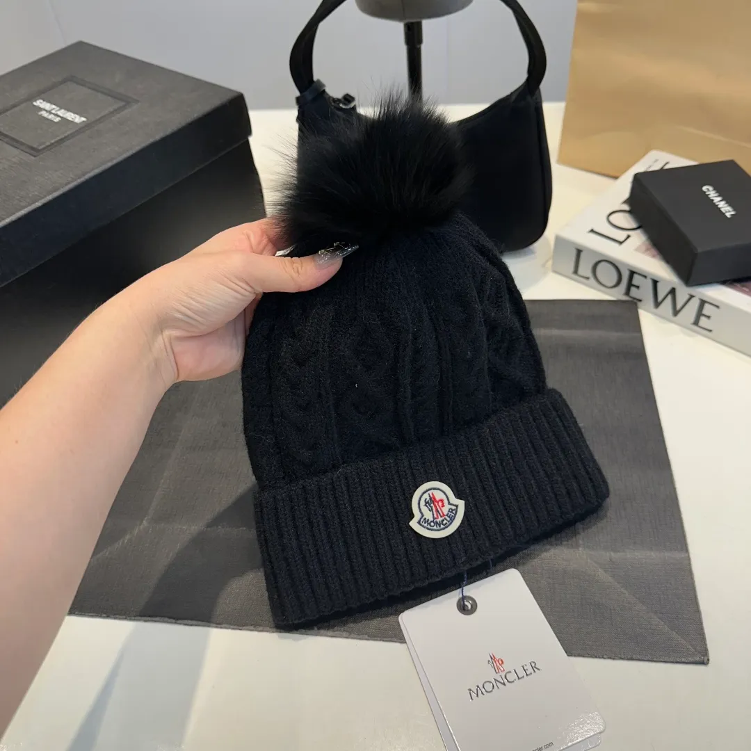 P90 high version Moncler Moncler 💥 Official website classic knitted hat, replica of the original. Very soft and skin-friendly, very elastic 💓 Textured and very versatile style ~ Warm cashmere woolen hat, one size fits all and elastic ~ Unisex, can be worn by any head size. Super quality, highly recommended